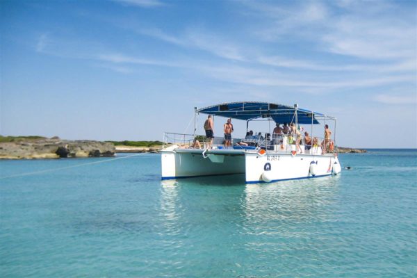 Discover the beautiful coast of Salento and its crystal-clear waters with boat trips and mini-cruises of Rive del Salento.