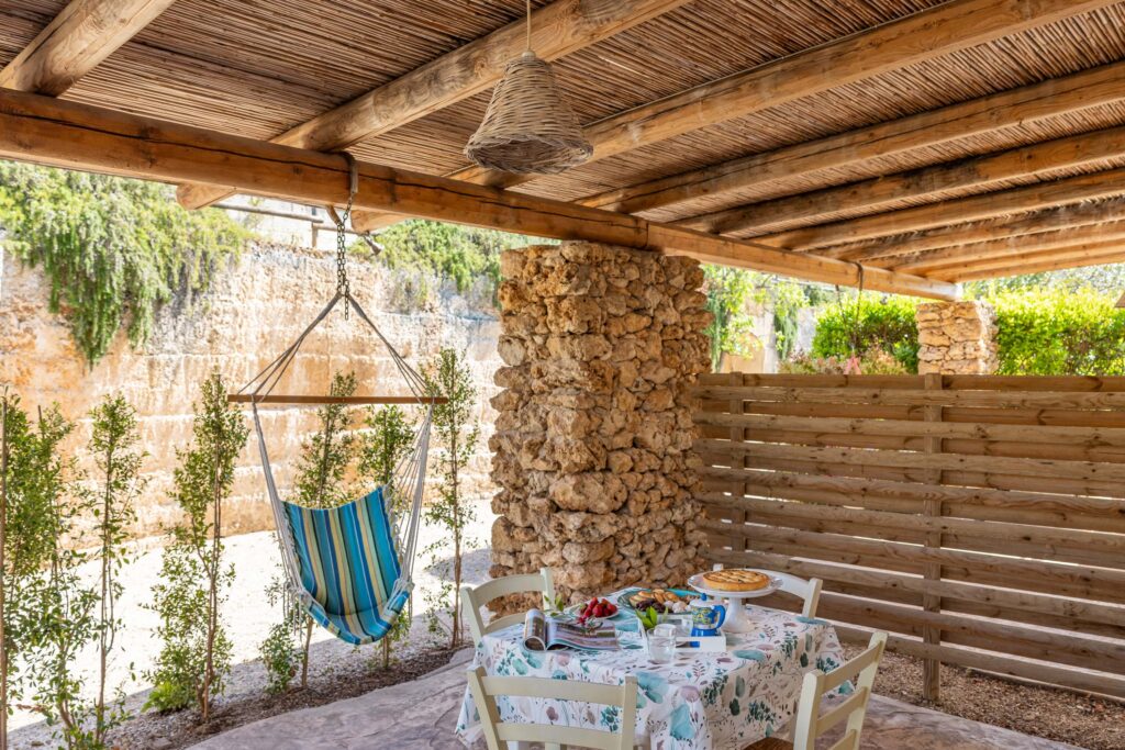 Cava li Santi, room to settle — photograph published on the official property website